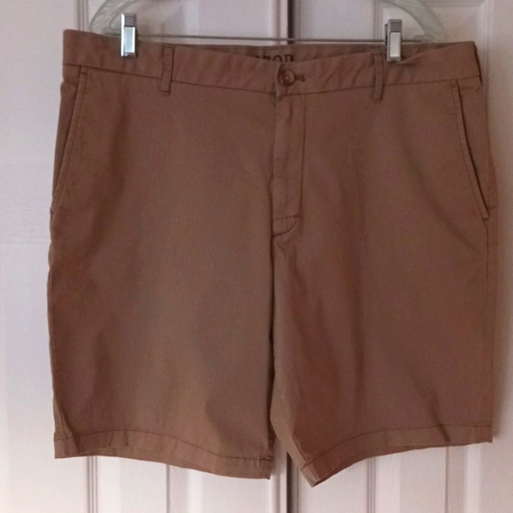 Izod men's casual khaki shorts, waist 38, excellent cond. zipper & button front.